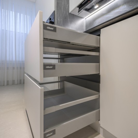 Столешница HPL Egger и мебель МДФ современной кухни Rimobel