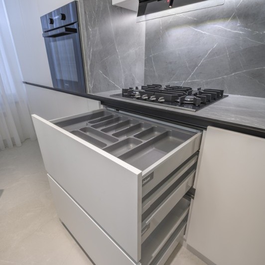 Ящики с фурнитурой Hettich в современной кухне Rimobel