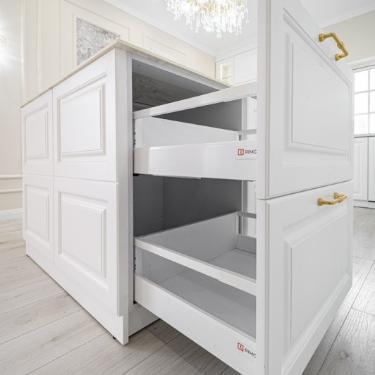 Неоклассичная кухня с витринами и островом Rimobel